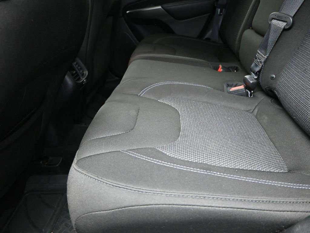 Used 2019 Jeep Cherokee Latitude w/ Popular Appearance Group image 16