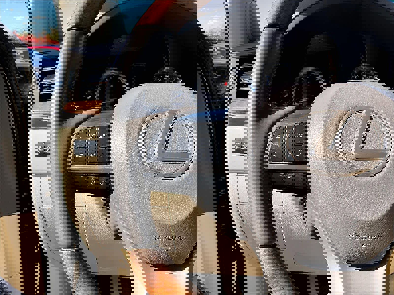 Used 2020 Lexus LX 570 4WD w/ Luxury Package image 19