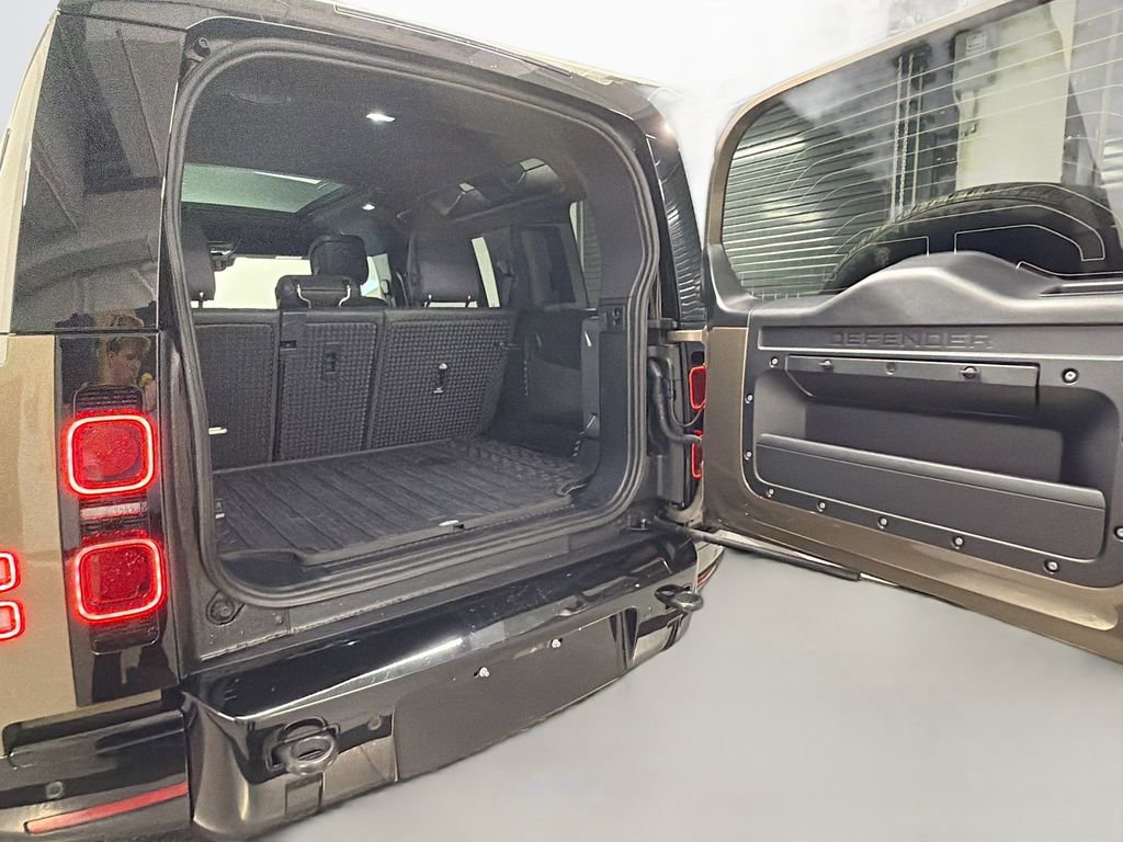 Used 2024 Land Rover Defender 110 X-Dynamic SE AWD/4WD image 28