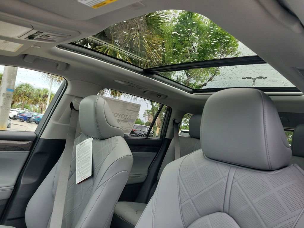 New 2026 Toyota Highlander Platinum image 19