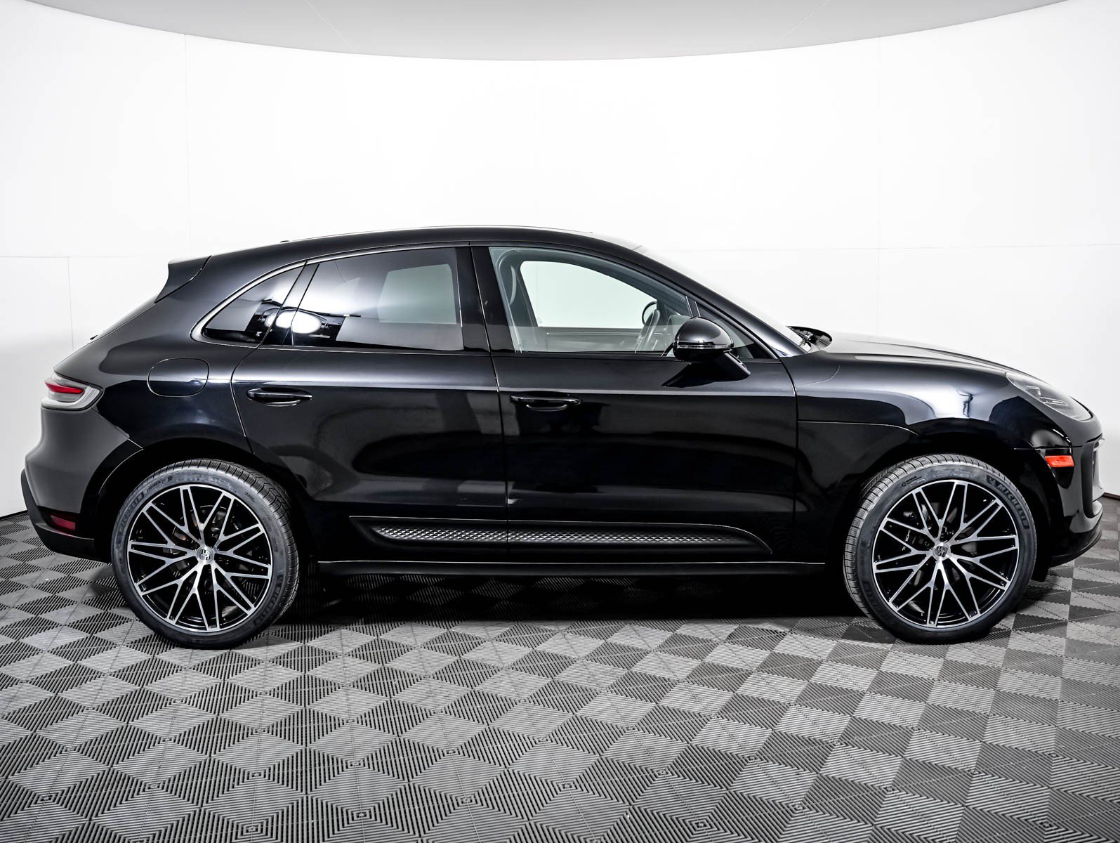 Used 2026 Porsche Macan AWD/4WD image 9