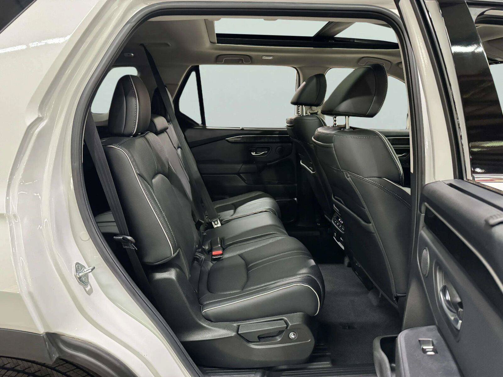 Used 2023 Honda Pilot Elite image 36