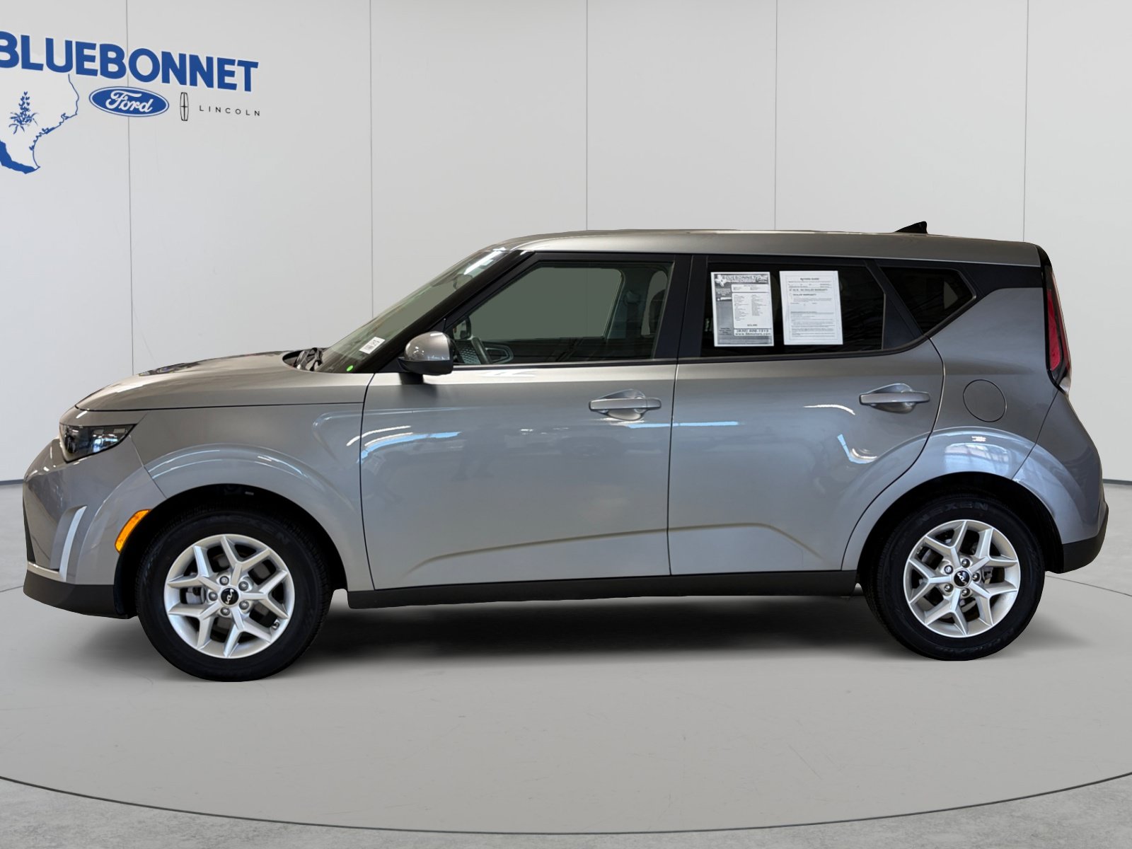 Used 2025 Kia Soul LX w/ LX Technology Package FWD image 8