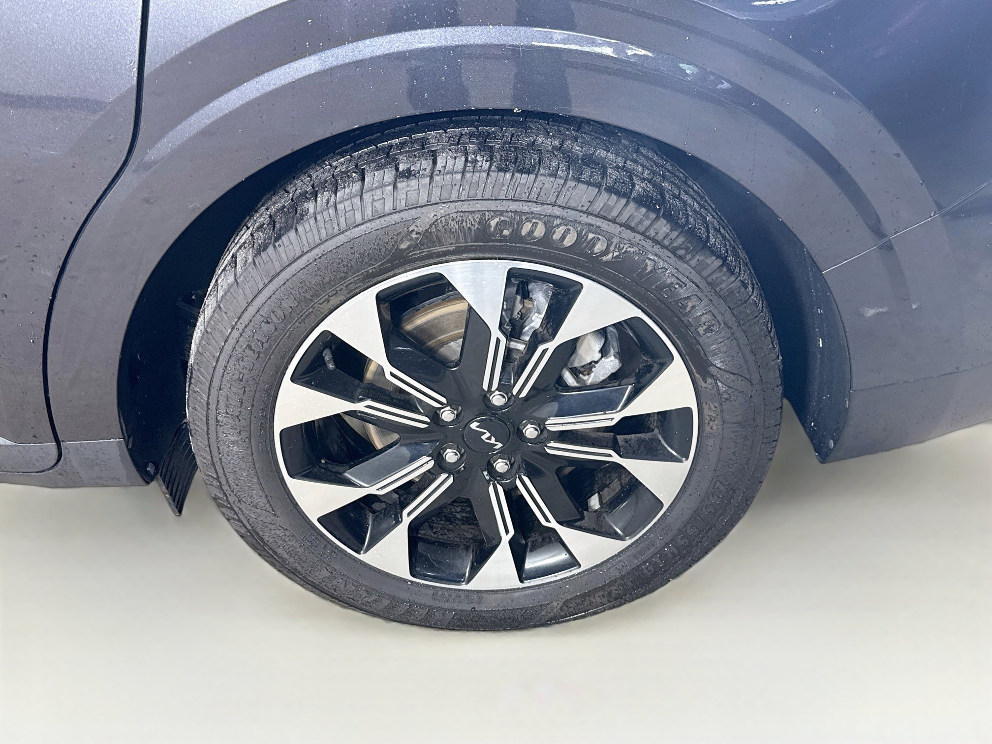 Used 2023 Kia Carnival EX FWD image 39