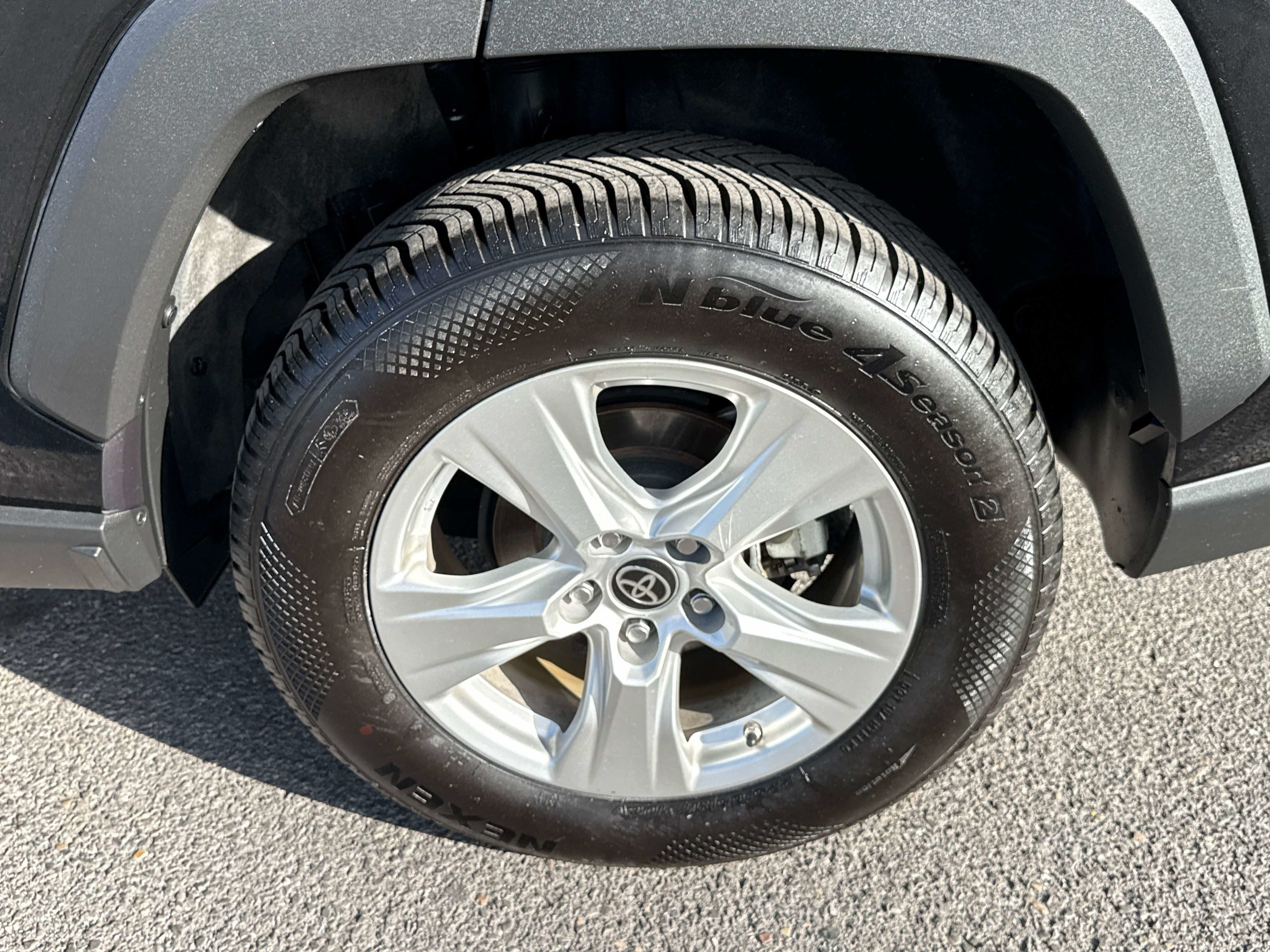 Used 2021 Toyota RAV4 LE AWD/4WD image 7