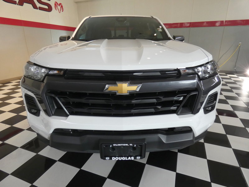 Used 2024 Chevrolet Colorado LT w/ LT Convenience Package II AWD/4WD image 2