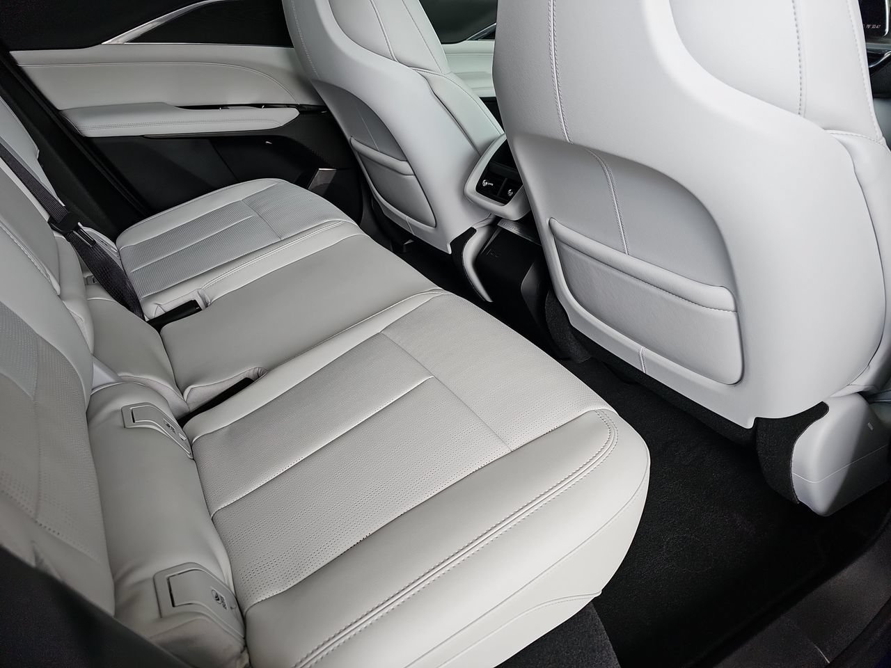 Certified 2024 Cadillac Lyriq Luxury AWD/4WD image 13