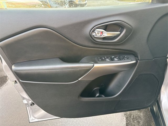 Used 2019 Jeep Cherokee Latitude w/ Cold Weather Group image 14