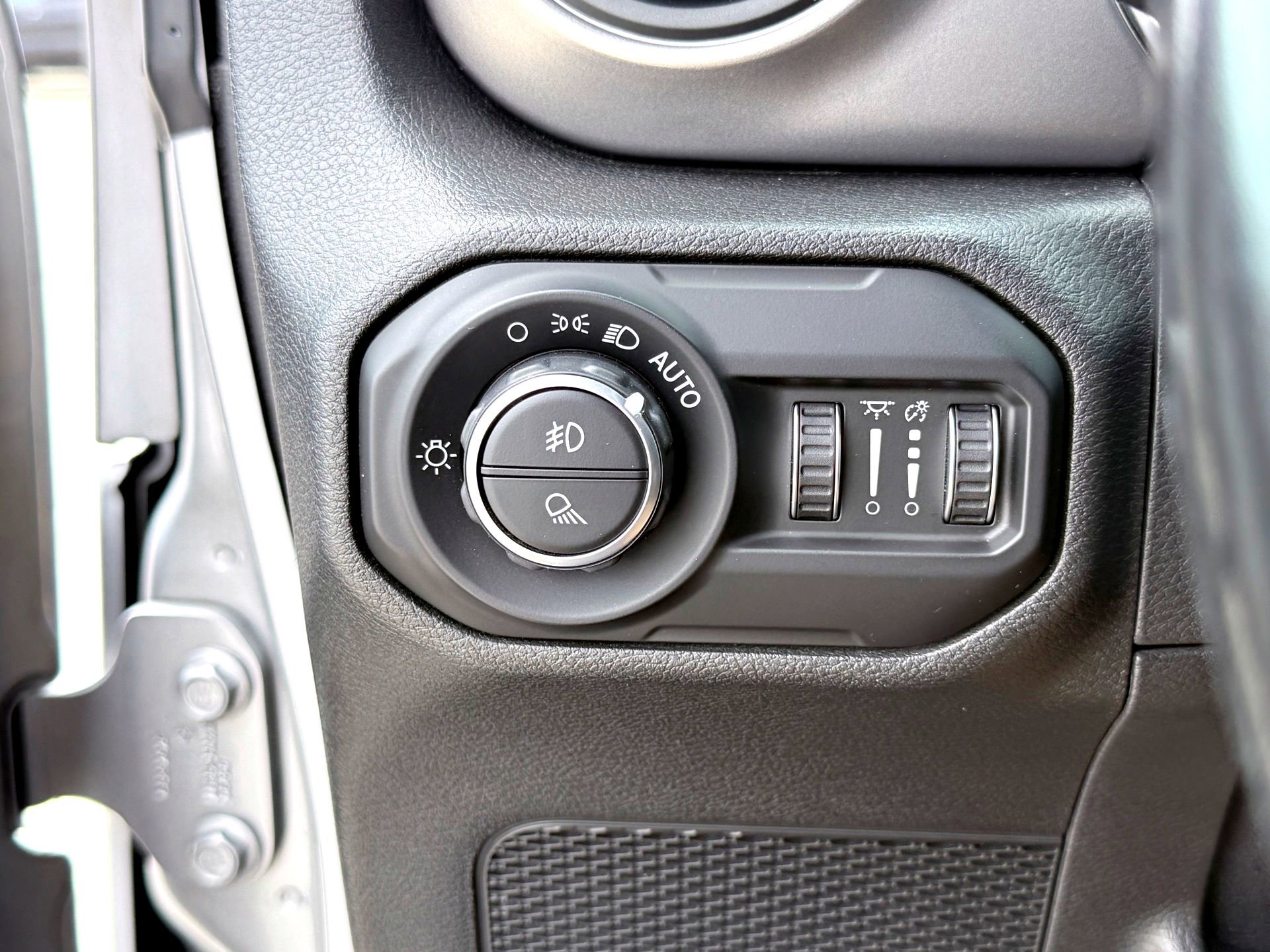 Used 2021 Jeep Gladiator Willys AWD/4WD image 19