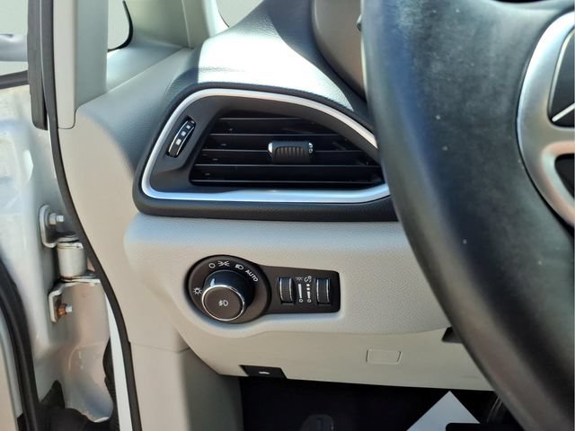 Used 2018 Chrysler Pacifica Touring-L Plus FWD image 18
