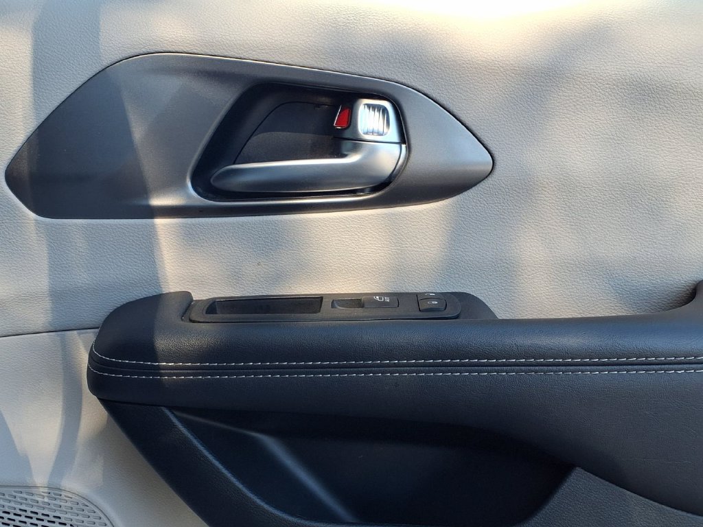 Used 2024 Chrysler Pacifica Limited FWD image 36
