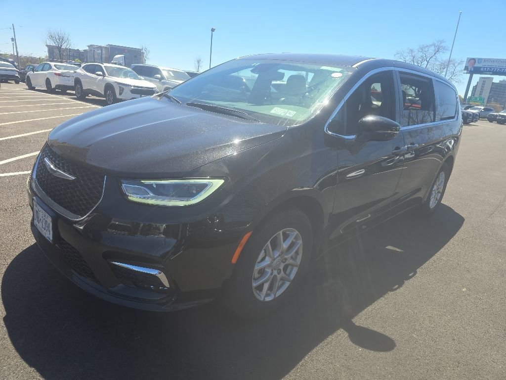 Used 2025 Chrysler Pacifica Select