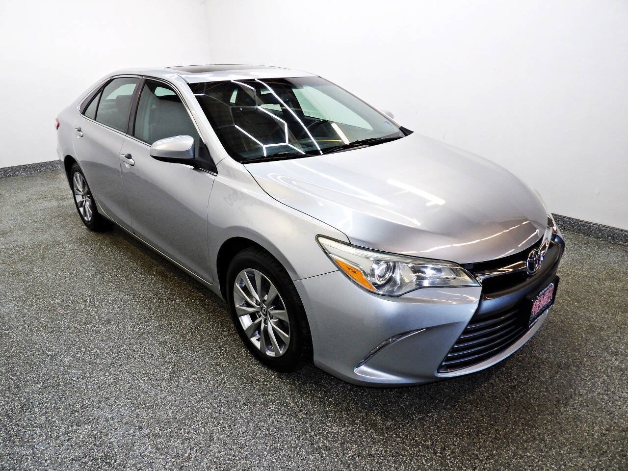 Used 2015 Toyota Camry XLE w/ Moonroof Package FWD image 3