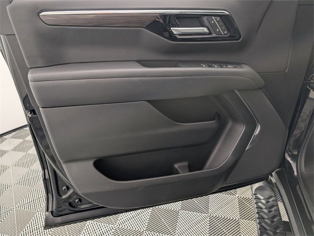 Used 2025 Chevrolet Suburban Z71 image 10