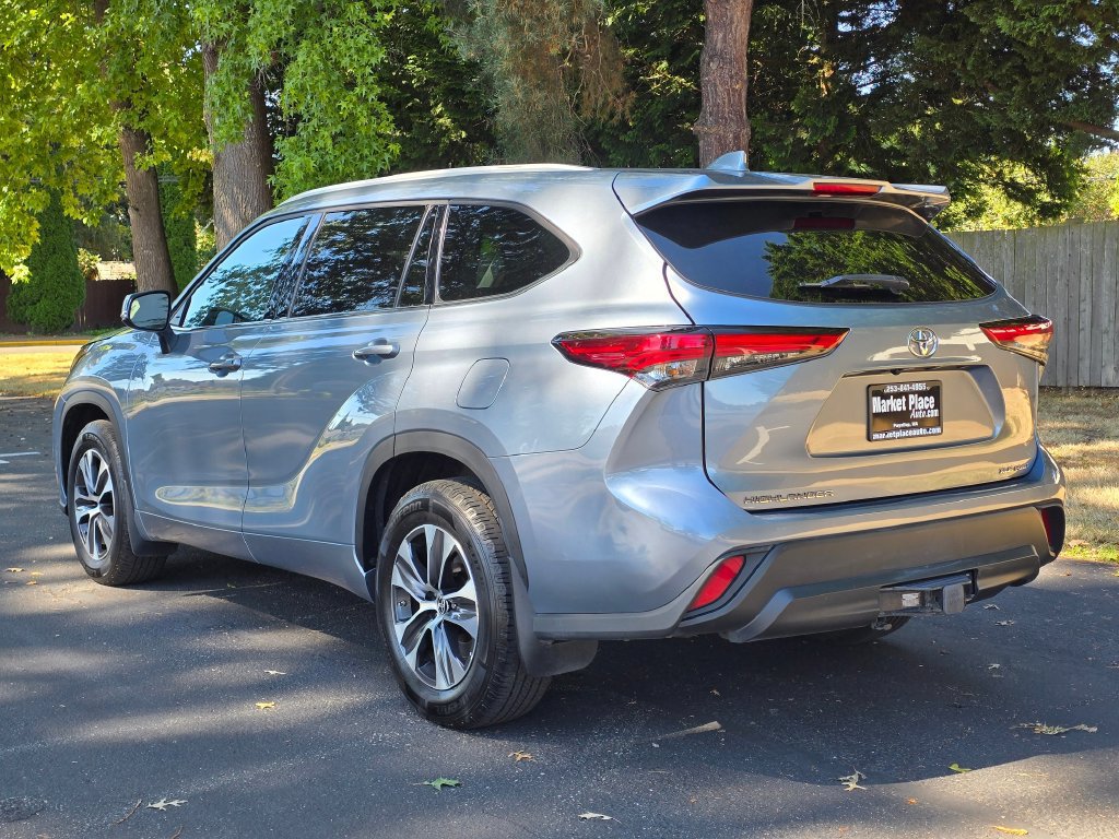 Used 2022 Toyota Highlander XLE AWD/4WD image 4