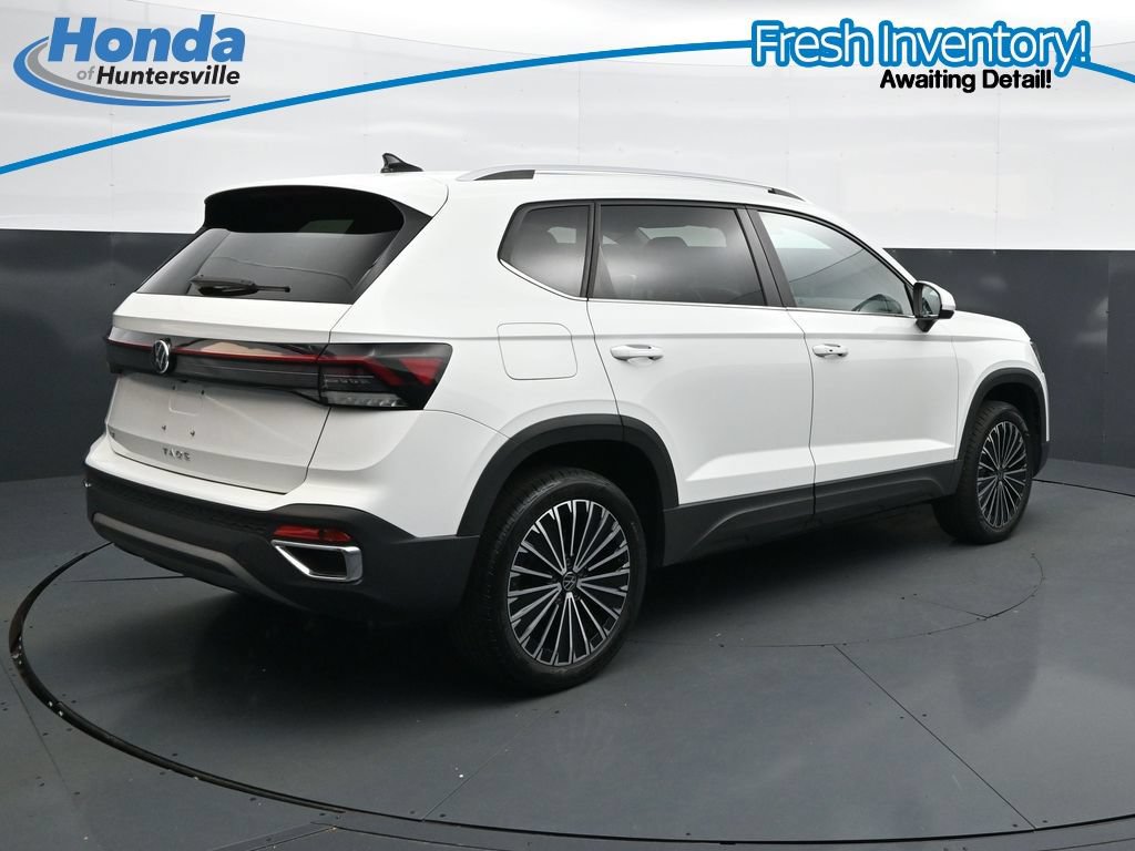 Used 2025 Volkswagen Taos SE w/ Panoramic Sunroof Package FWD image 10
