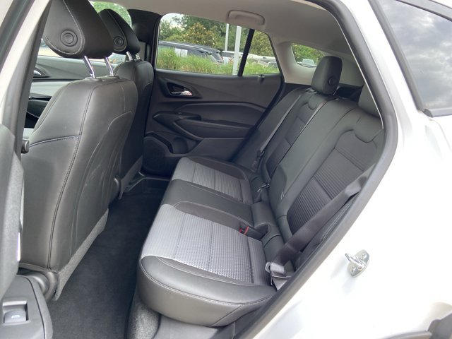 Used 2025 Chevrolet Trax LT w/ LT Convenience Package FWD image 16