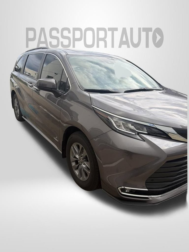Used 2021 Toyota Sienna XLE w/ XLE Plus Package FWD image 2