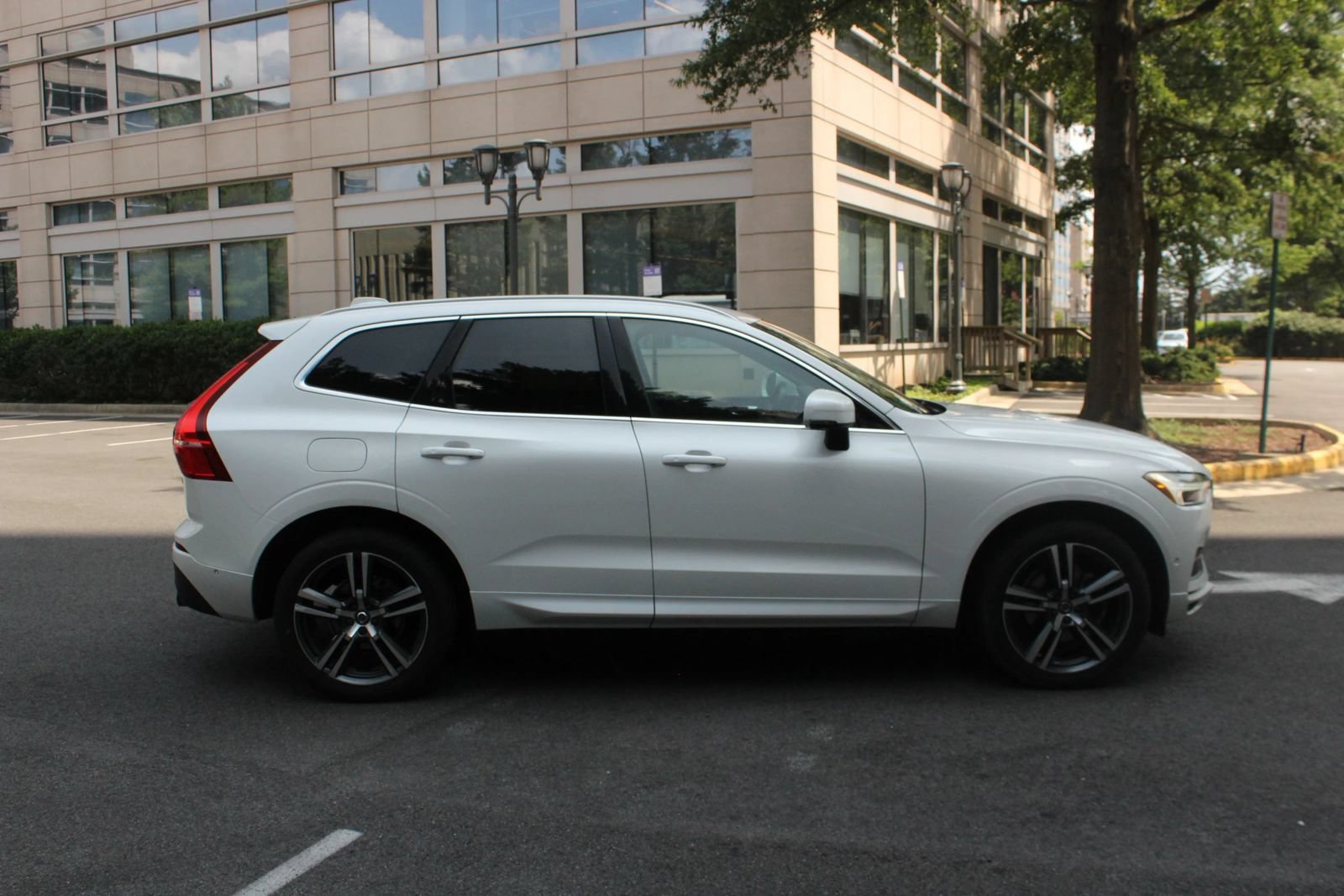Used 2019 Volvo XC60 T5 Momentum w/ Multimedia Package AWD/4WD image 6