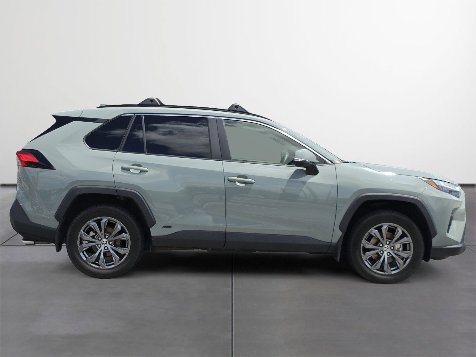 Used 2022 Toyota RAV4 XLE Premium AWD/4WD image 6