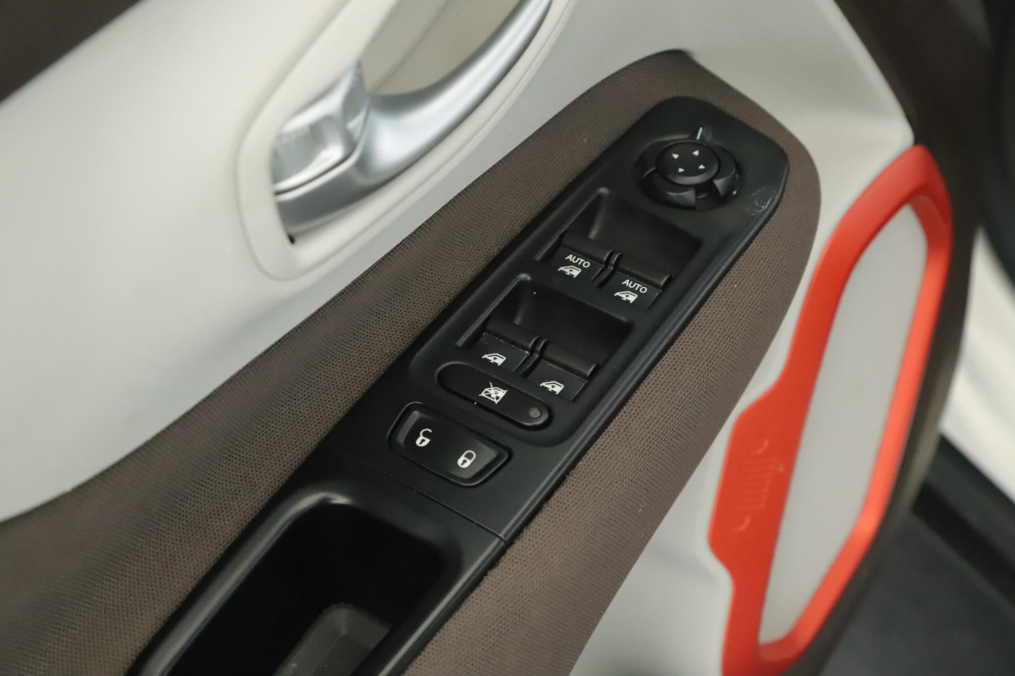 Used 2015 Jeep Renegade Latitude AWD/4WD image 6