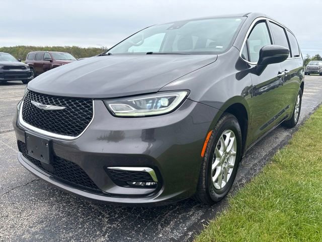 Used 2023 Chrysler Pacifica Touring-L FWD image 7