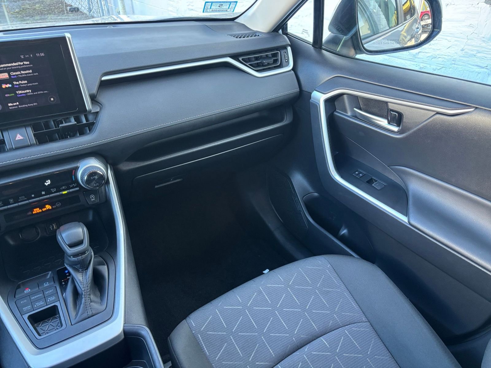 Used 2025 Toyota RAV4 XLE image 33