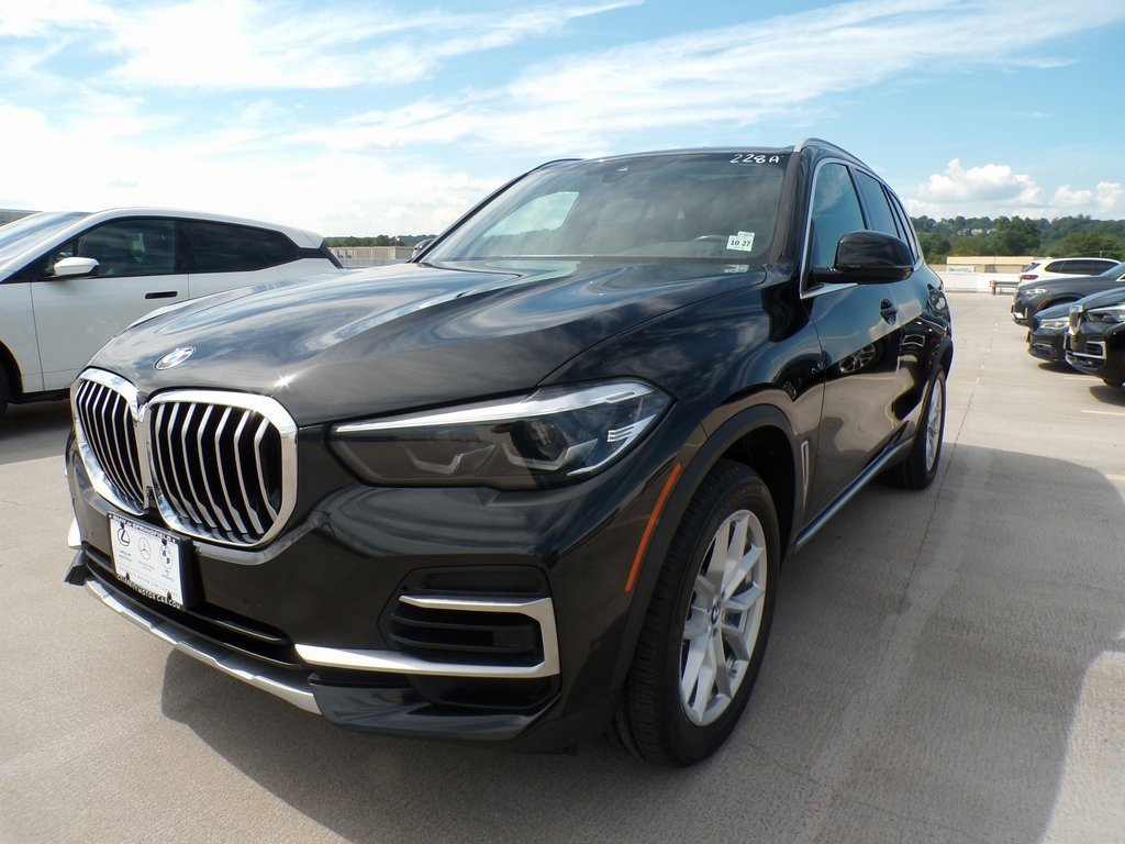 Used 2023 BMW X5 xDrive40i w/ Premium Package image 3