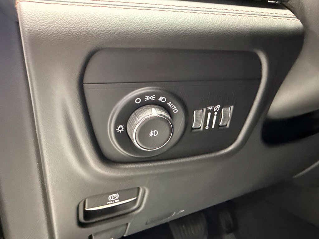 Used 2023 Jeep Grand Cherokee Summit AWD/4WD image 25