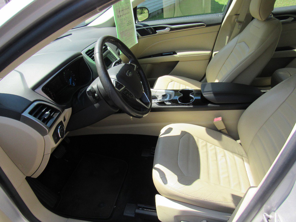 Used 2014 Ford Fusion SE w/ Equipment Group 202A FWD image 10