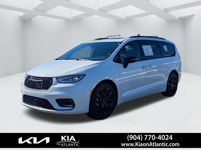 Used 2025 Chrysler Pacifica Limited image 7