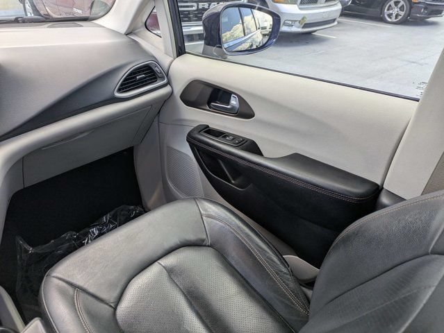 Used 2019 Chrysler Pacifica Touring-L w/ Advanced Safetytec Group FWD image 17
