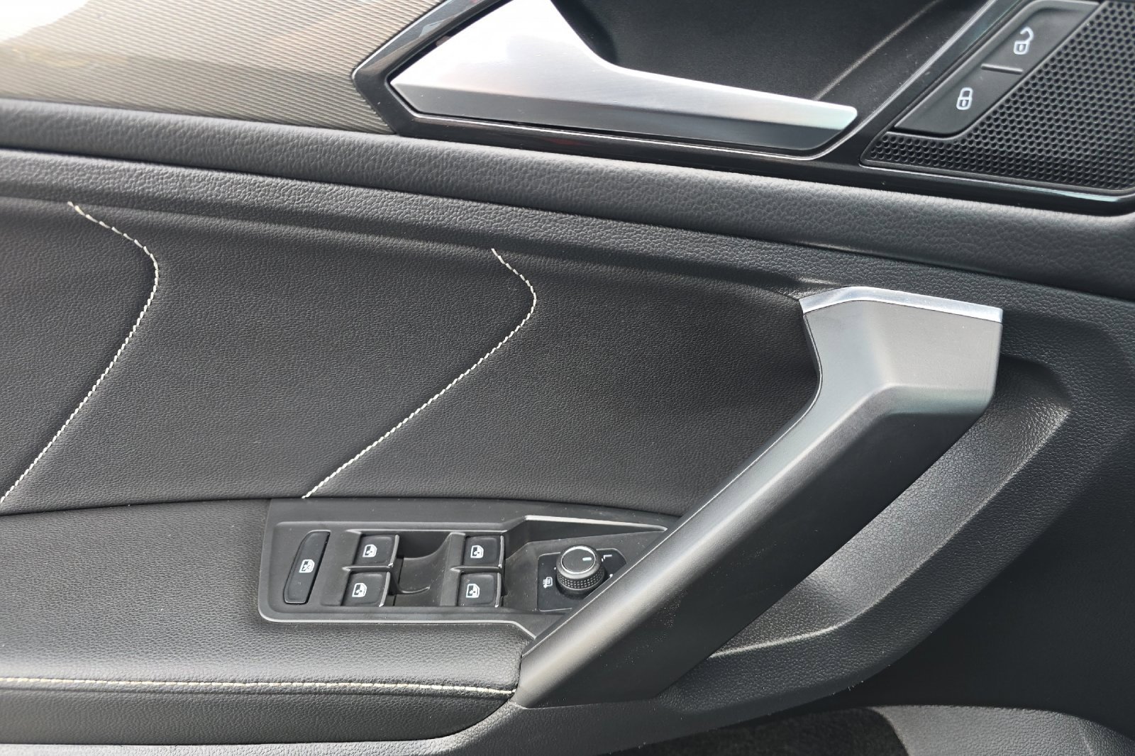 Used 2022 Volkswagen Tiguan SE image 10