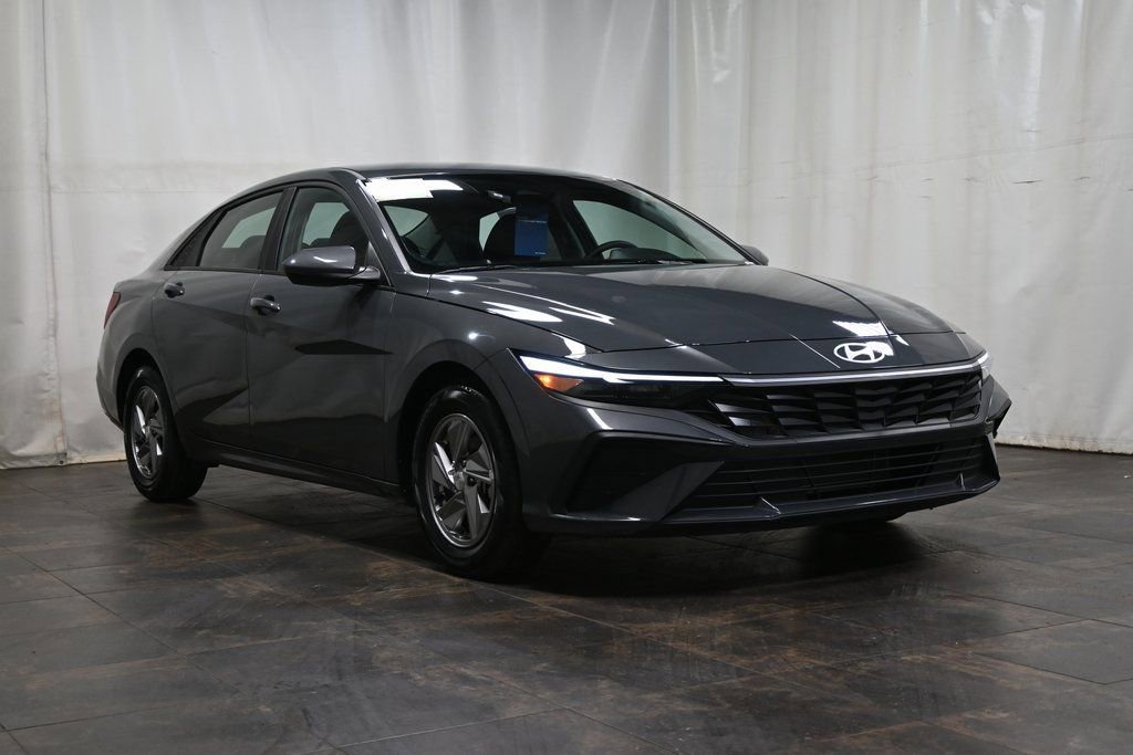 Used 2025 Hyundai Elantra SE image 1