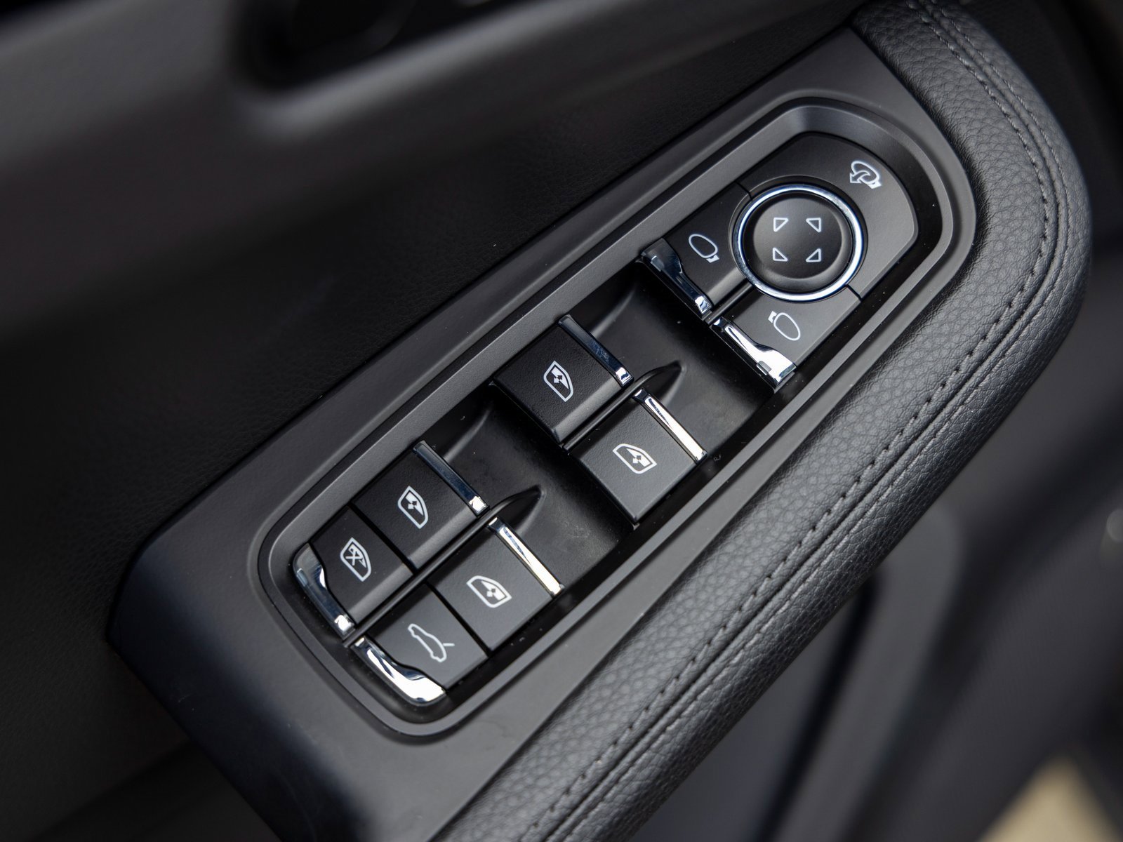 Certified 2025 Porsche Macan image 23