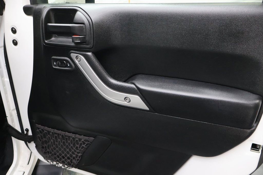 Used 2018 Jeep Wrangler Unlimited Sahara w/ Connectivity Group image 11