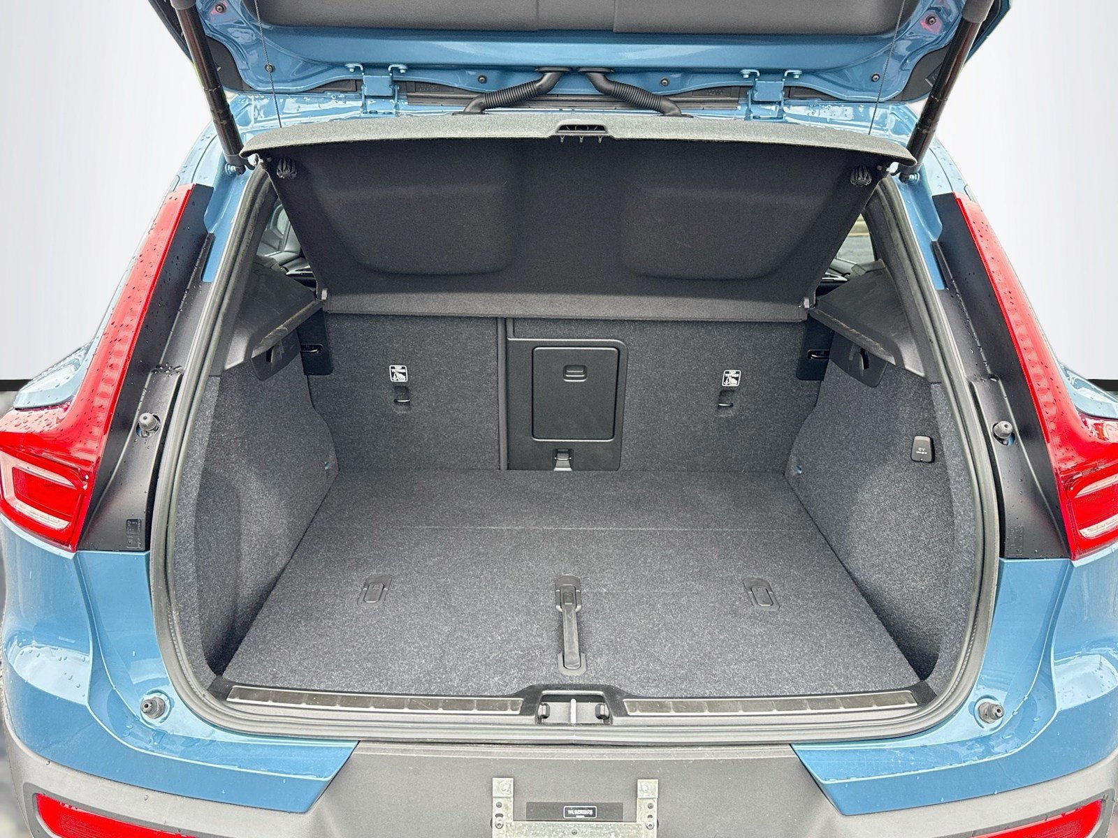 Used 2024 Volvo XC40 B5 Plus AWD/4WD image 24