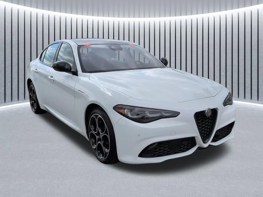 Used 2024 Alfa Romeo Giulia Veloce AWD/4WD video 1