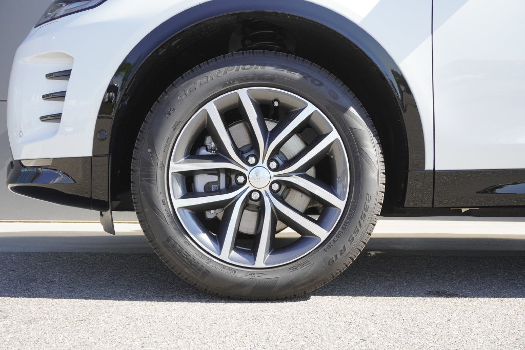 New 2026 Land Rover Discovery Sport Landmark AWD/4WD image 32