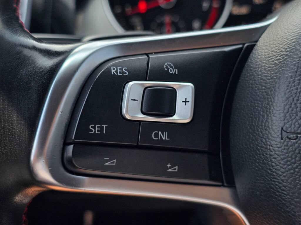 Used 2017 Volkswagen GTI SE FWD image 27