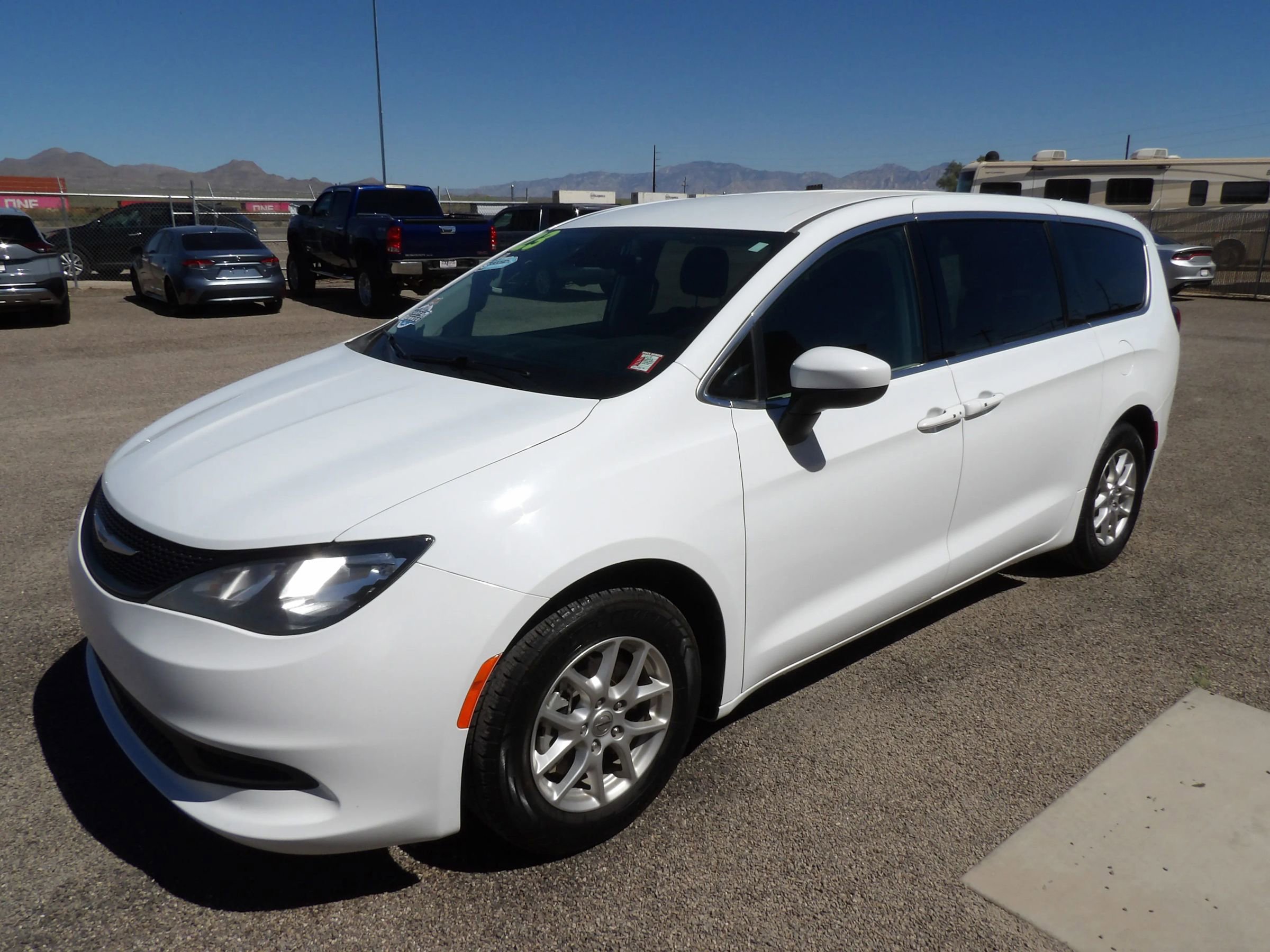 Used 2023 Chrysler Voyager LX image 4