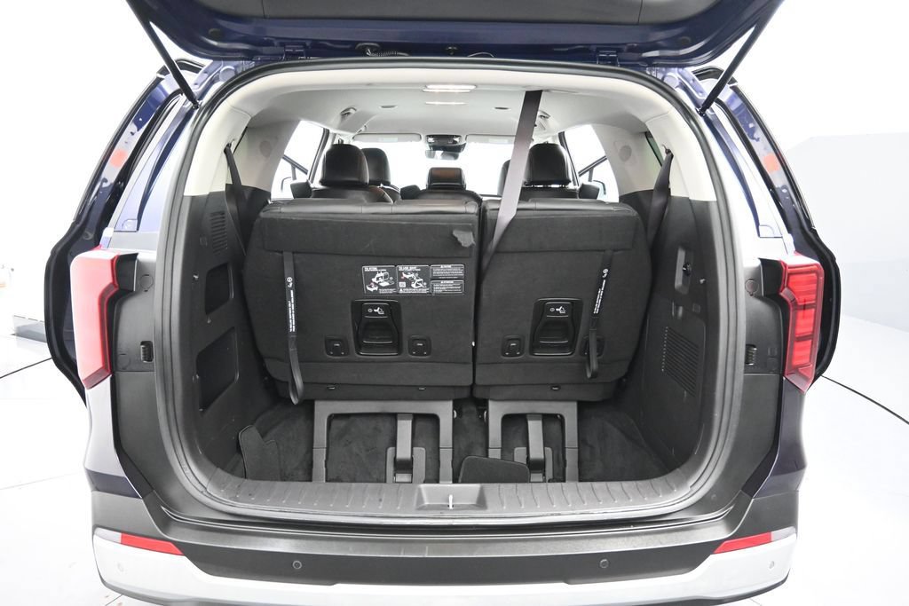 Used 2025 Kia Carnival FWD image 27