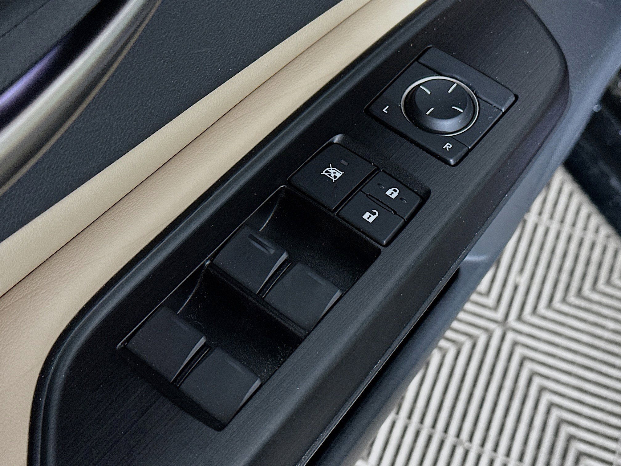 Used 2019 Lexus ES 350 Luxury w/ Accessory Package 2 image 18