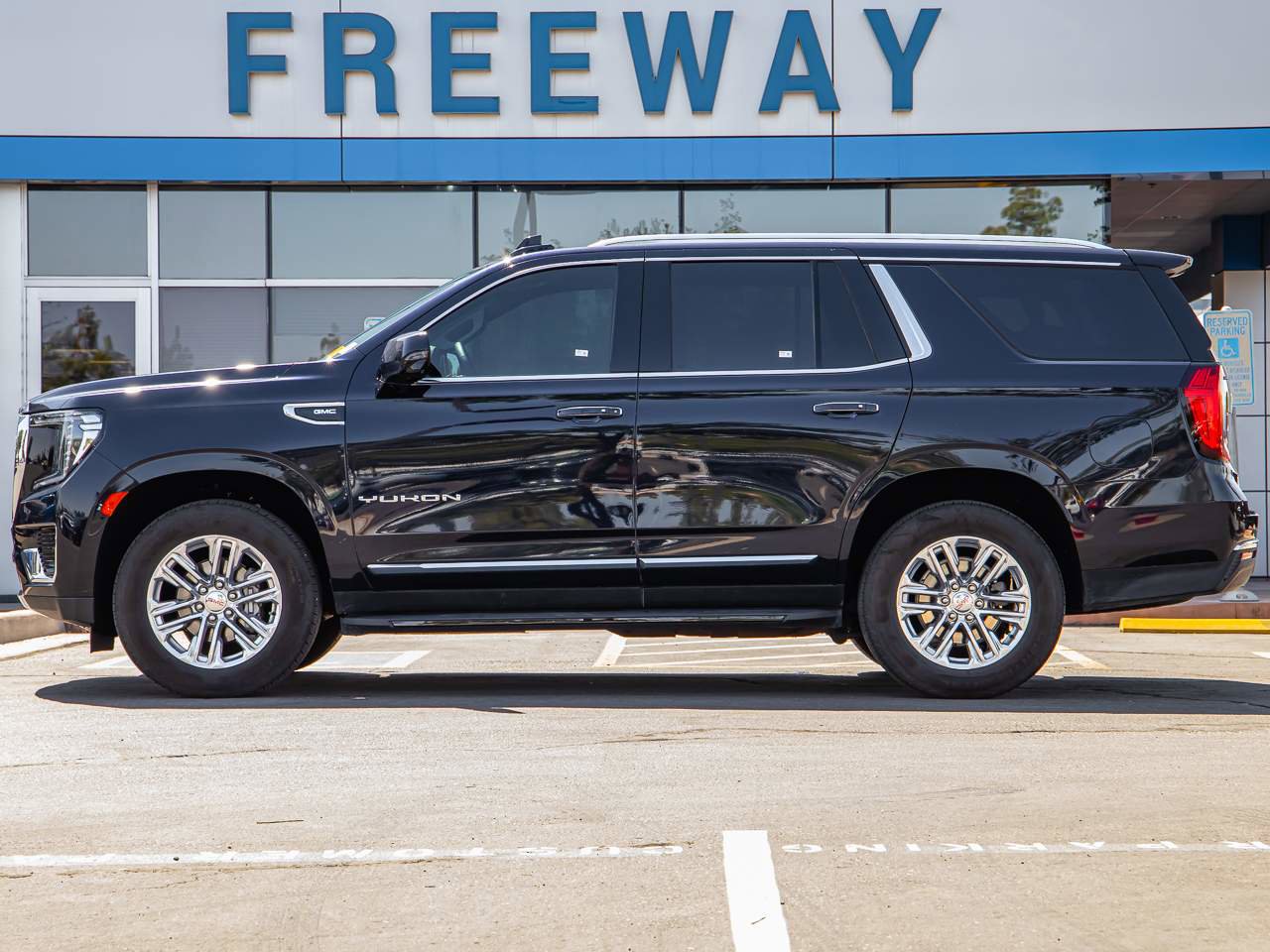 Used 2023 GMC Yukon SLT w/ SLT Luxury Package image 3