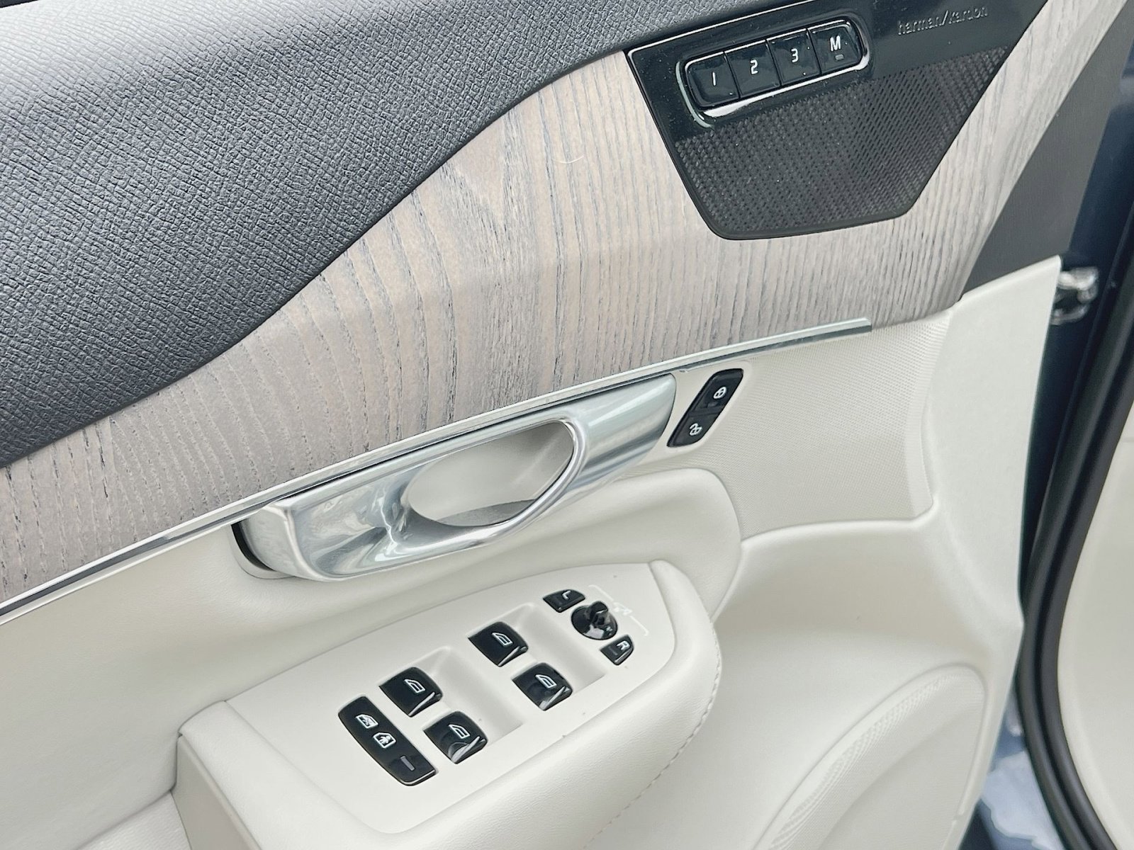 Used 2023 Volvo XC90 B6 Plus w/ Protection Package Premier image 15