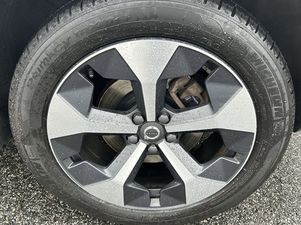 Certified 2023 Volvo XC40 B5 Plus w/ Climate Package image 11