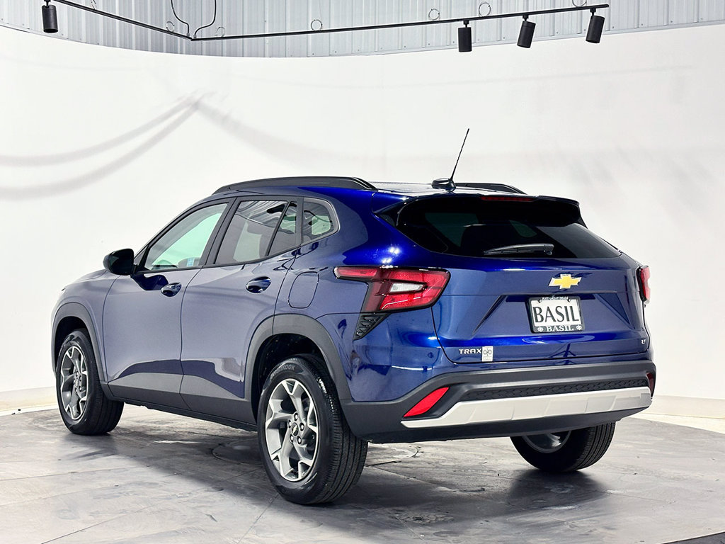 Used 2024 Chevrolet Trax LT w/ Driver Confidence Package FWD image 13