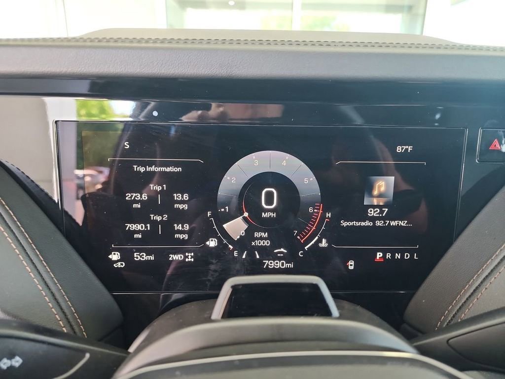 Certified 2025 GMC Yukon XL AT4 w/ AT4 Premium Plus Package AWD/4WD image 11