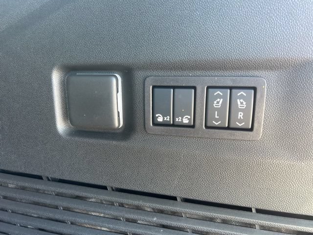Used 2026 Chevrolet Suburban High Country AWD/4WD image 33