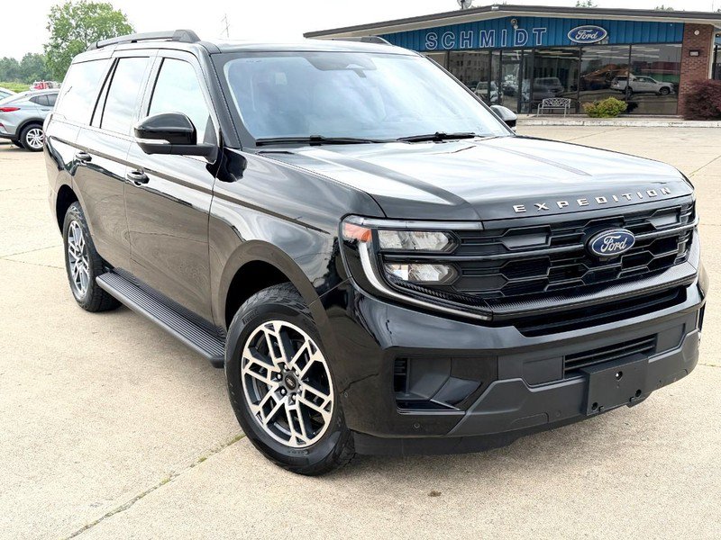 Used 2025 Ford Expedition Active AWD/4WD image 2